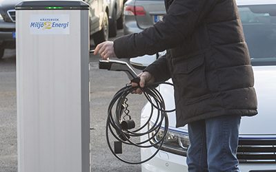 Ökad efterfrågan på laddstationer för elbilar – Elektroskandia erbjuder ett komplett sortiment