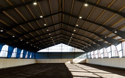Belysningsarmaturen Altum lyser upp ridhus