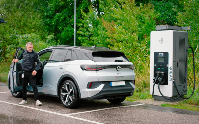 Schneider Electrics första DC-laddare i Sverige till Värmdö kommun
